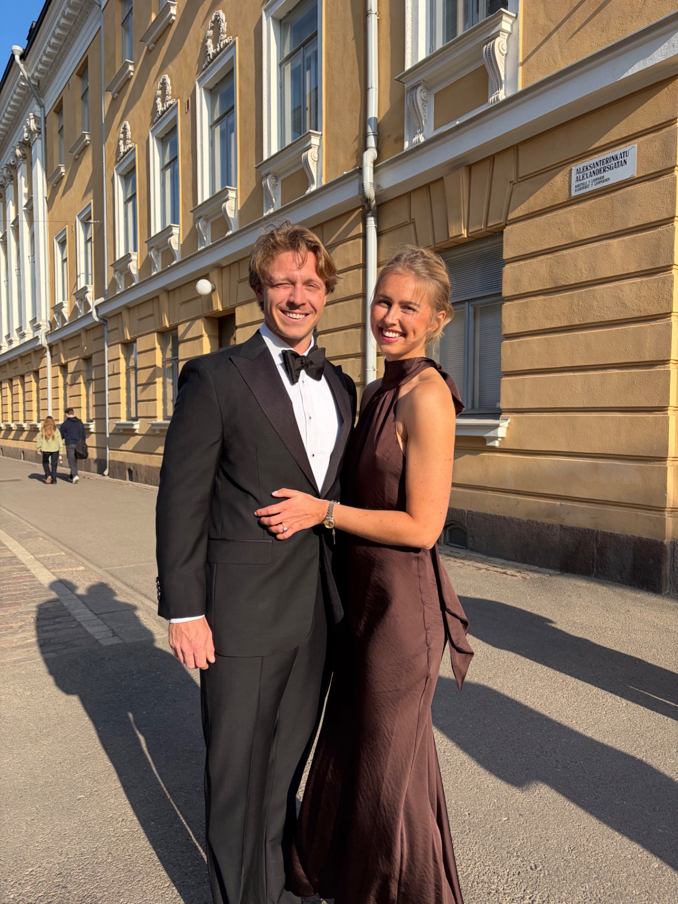 Lovisa och Rutger festklädda i kvällssolen