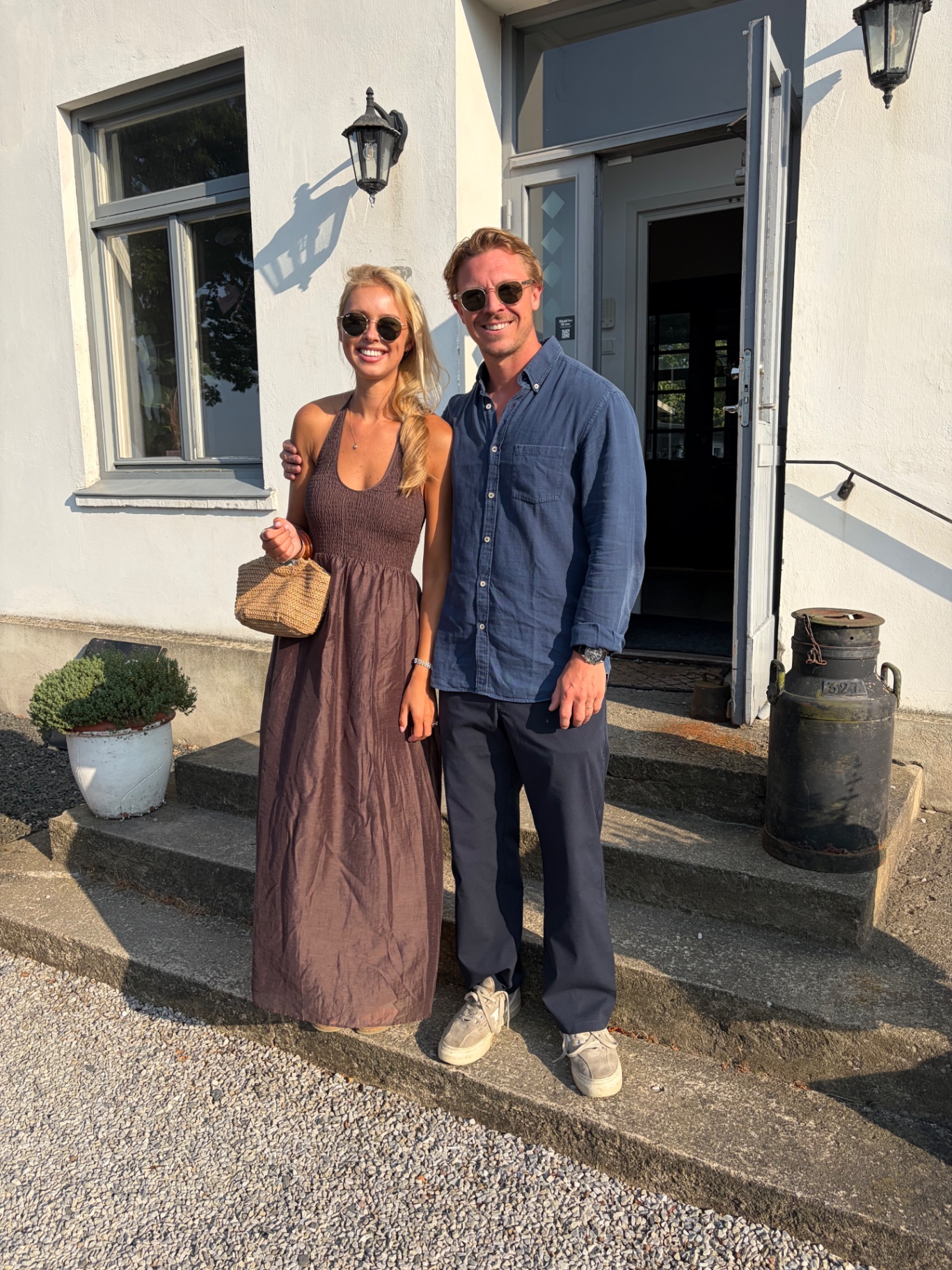 Lovisa och Rutger på en trappa en solig sommarkväll